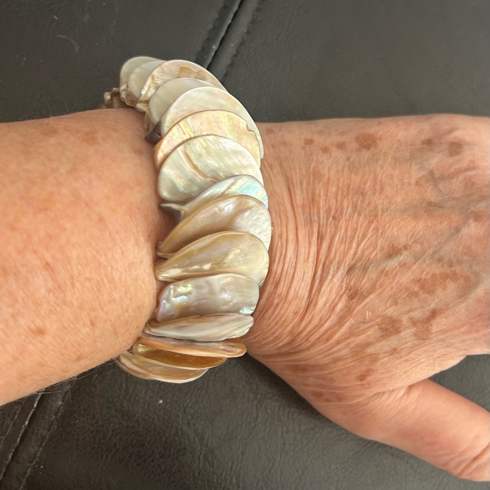 Oyster Shell Stretch Bracelet with Natural Tones - Picture 3 of 3